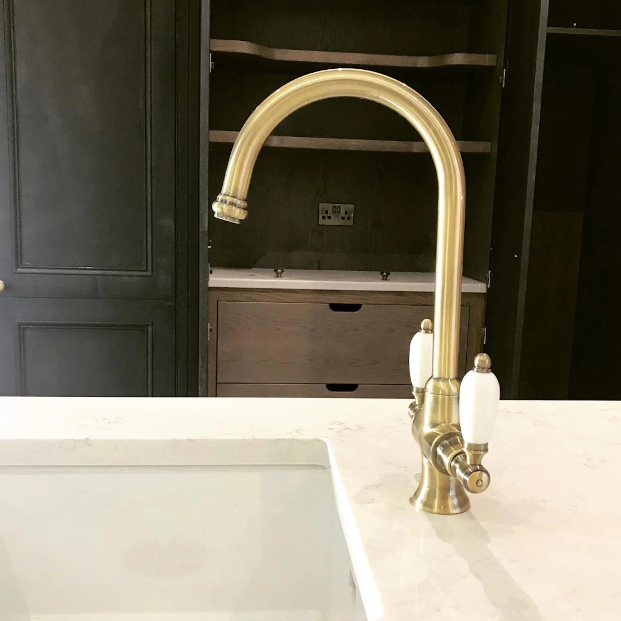 Dorchester Georgian dual flow kitchen sink tap with twin white levers - antique brass - Image 5