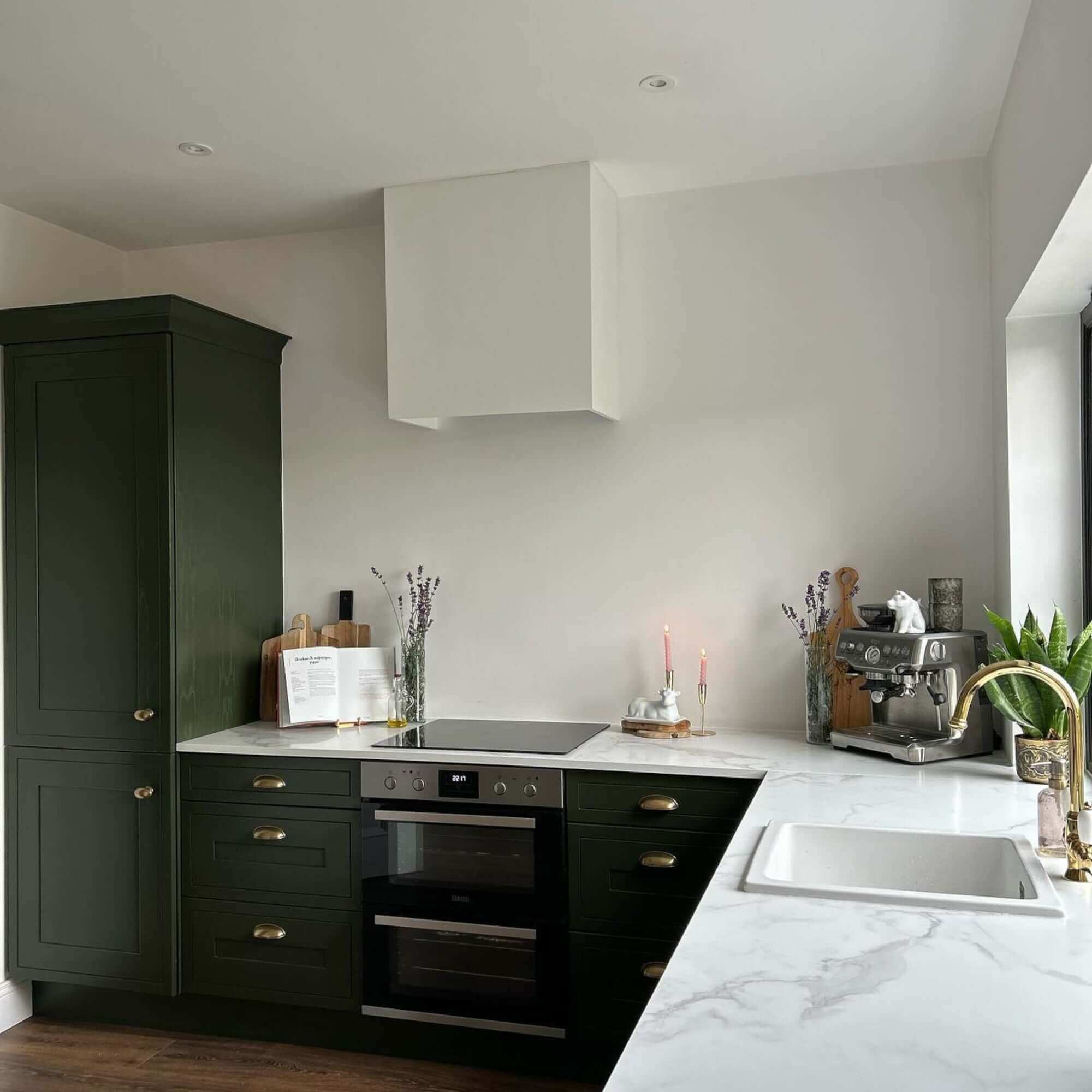 Dorchester Georgian dual flow kitchen sink tap with twin white levers - gold - Image 4